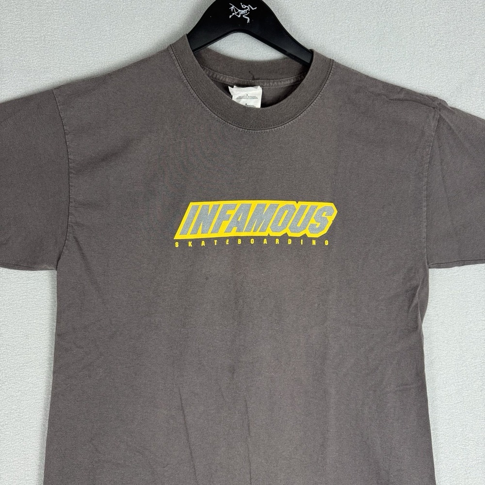 Vintage Gildan Infamous Skateboarding Center Logo T-Shirt Mens Large Y2K Grunge